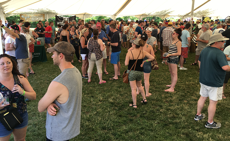 crowd picture